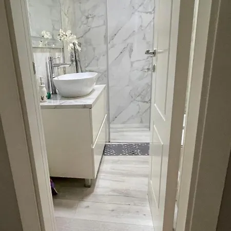 Modern Cozy Apartment, Close To Pazari I Ri, Self Check-in Free Wifi アパート *